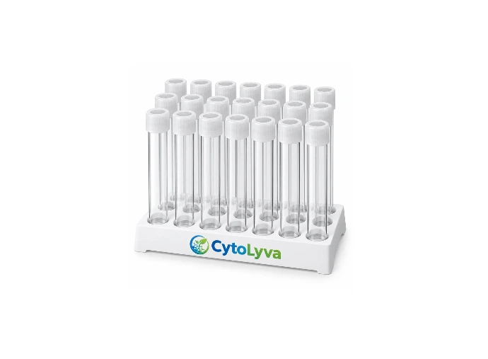 Geventileerde plantweefselkweek testbuizen gerangschikt in een laboratoriumrek.